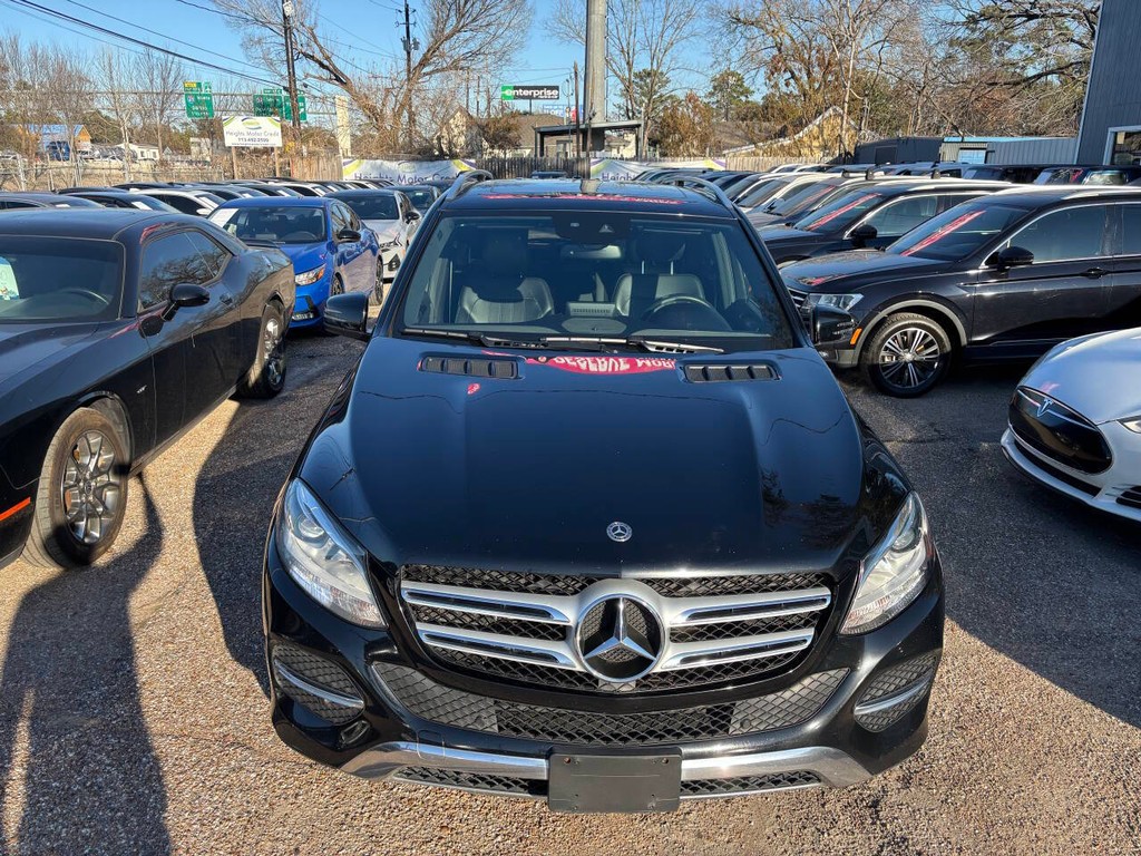 Mercedes-Benz GLE Vehicle Full-screen Gallery Image 03