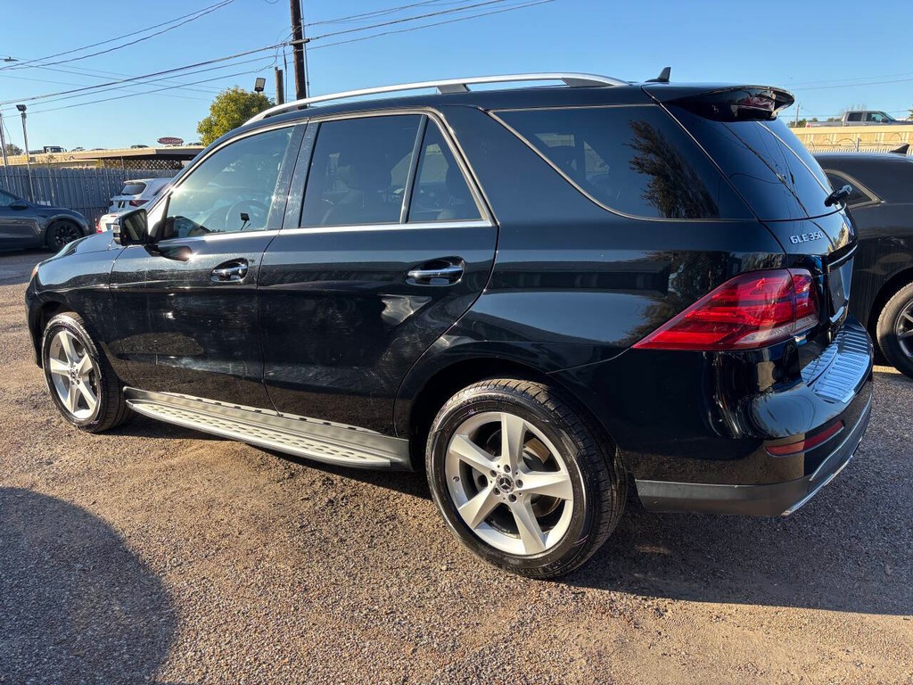 Mercedes-Benz GLE Vehicle Full-screen Gallery Image 05