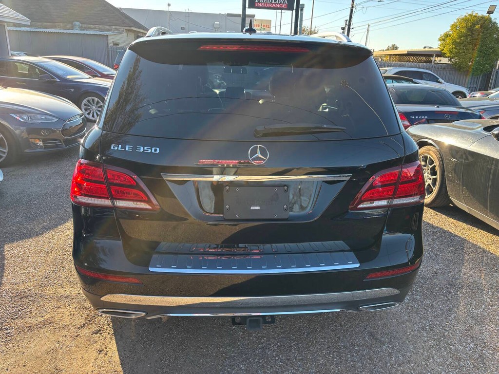 Mercedes-Benz GLE Vehicle Full-screen Gallery Image 06