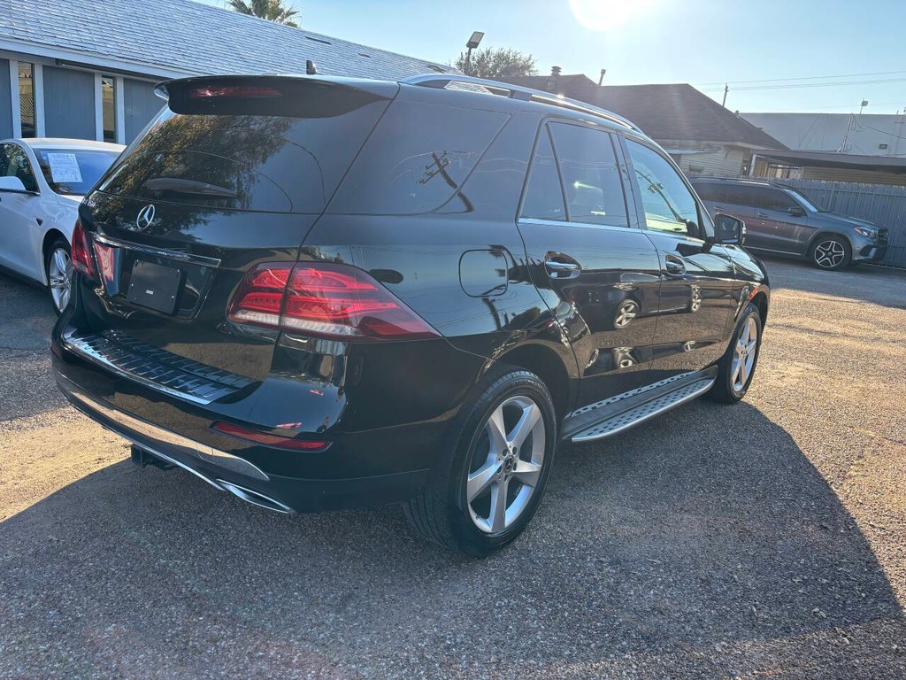 Mercedes-Benz GLE Vehicle Full-screen Gallery Image 07