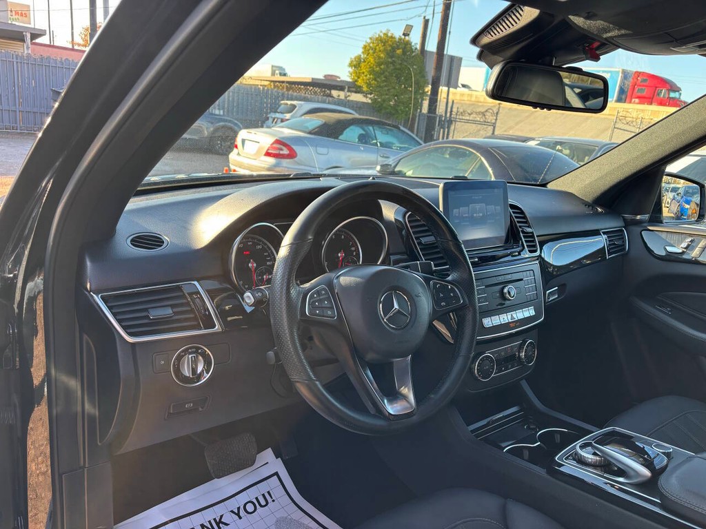 Mercedes-Benz GLE Vehicle Full-screen Gallery Image 08