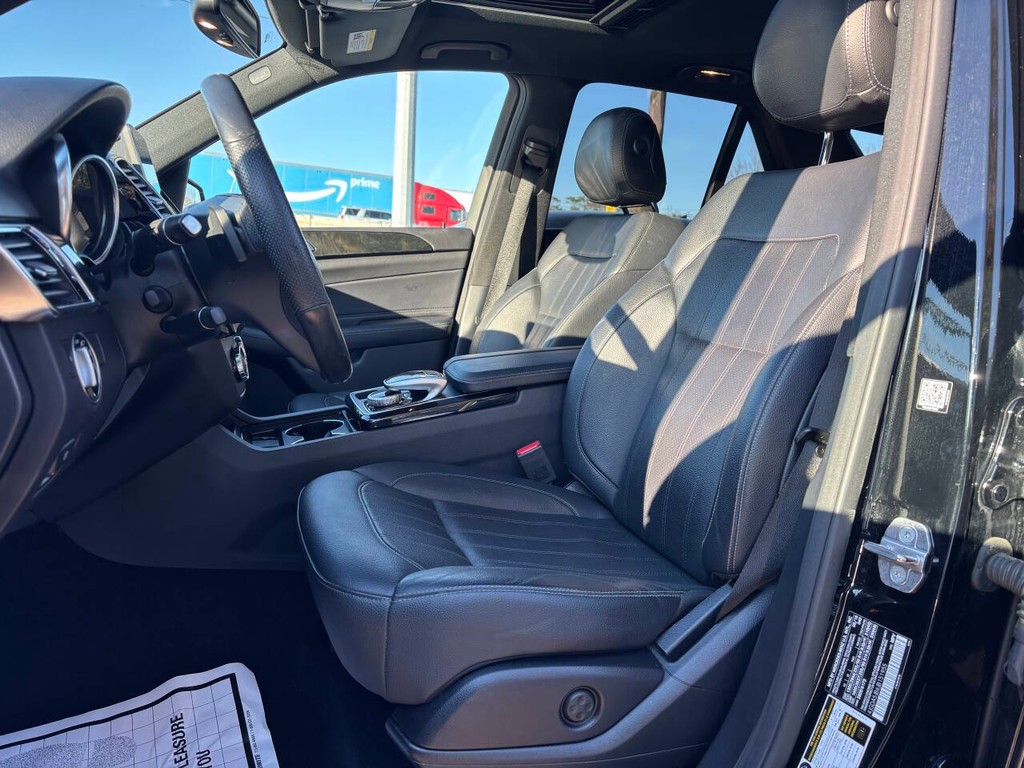 Mercedes-Benz GLE Vehicle Full-screen Gallery Image 09