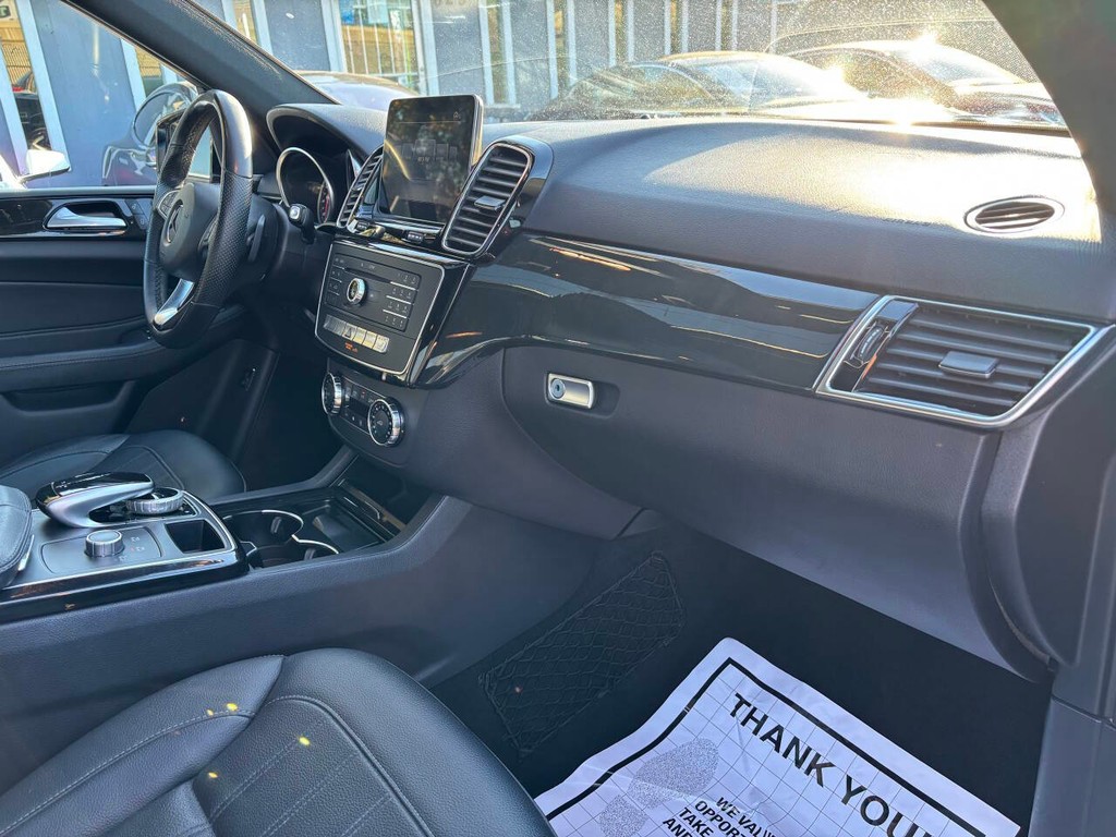 Mercedes-Benz GLE Vehicle Full-screen Gallery Image 10