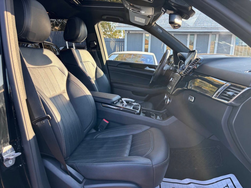 Mercedes-Benz GLE Vehicle Full-screen Gallery Image 11