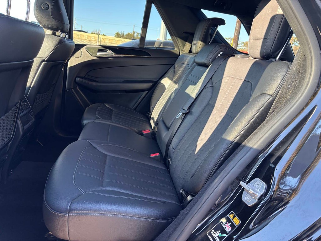 Mercedes-Benz GLE Vehicle Full-screen Gallery Image 12