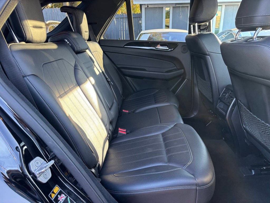 Mercedes-Benz GLE Vehicle Full-screen Gallery Image 13