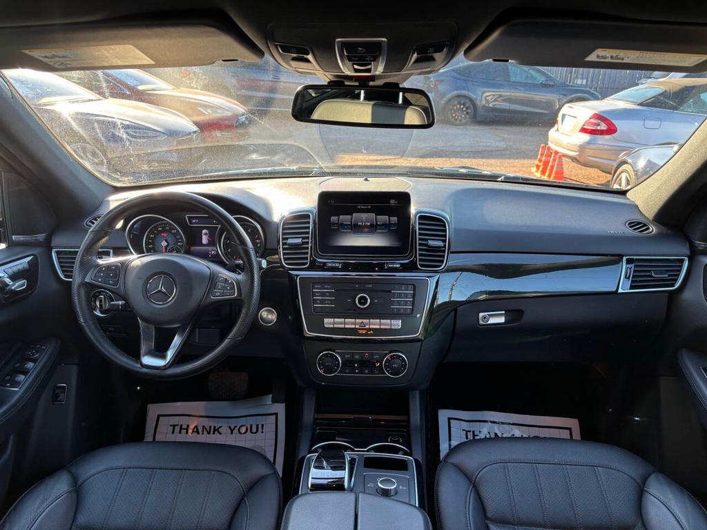 Mercedes-Benz GLE Vehicle Full-screen Gallery Image 14