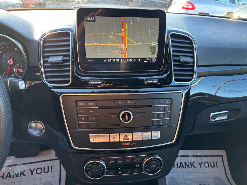 Mercedes-Benz GLE Vehicle Full-screen Gallery Image 15