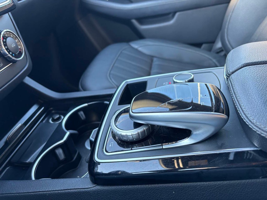 Mercedes-Benz GLE Vehicle Full-screen Gallery Image 17