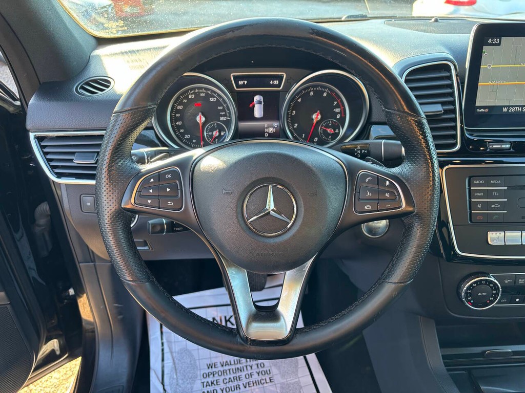 Mercedes-Benz GLE Vehicle Full-screen Gallery Image 18