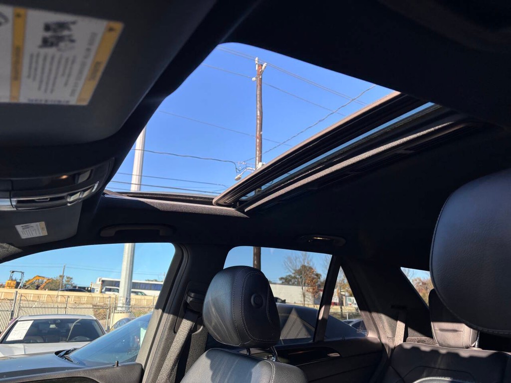 Mercedes-Benz GLE Vehicle Full-screen Gallery Image 19