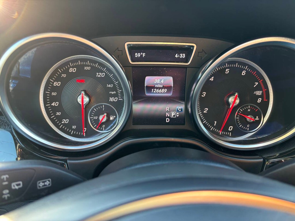 Mercedes-Benz GLE Vehicle Full-screen Gallery Image 20