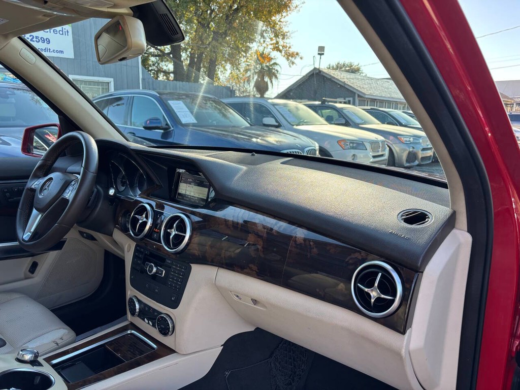 Mercedes-Benz GLK-Class Vehicle Full-screen Gallery Image 09