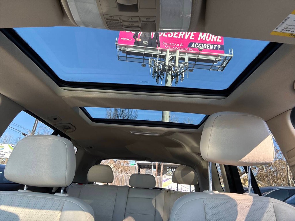 Mercedes-Benz GLK-Class Vehicle Full-screen Gallery Image 18