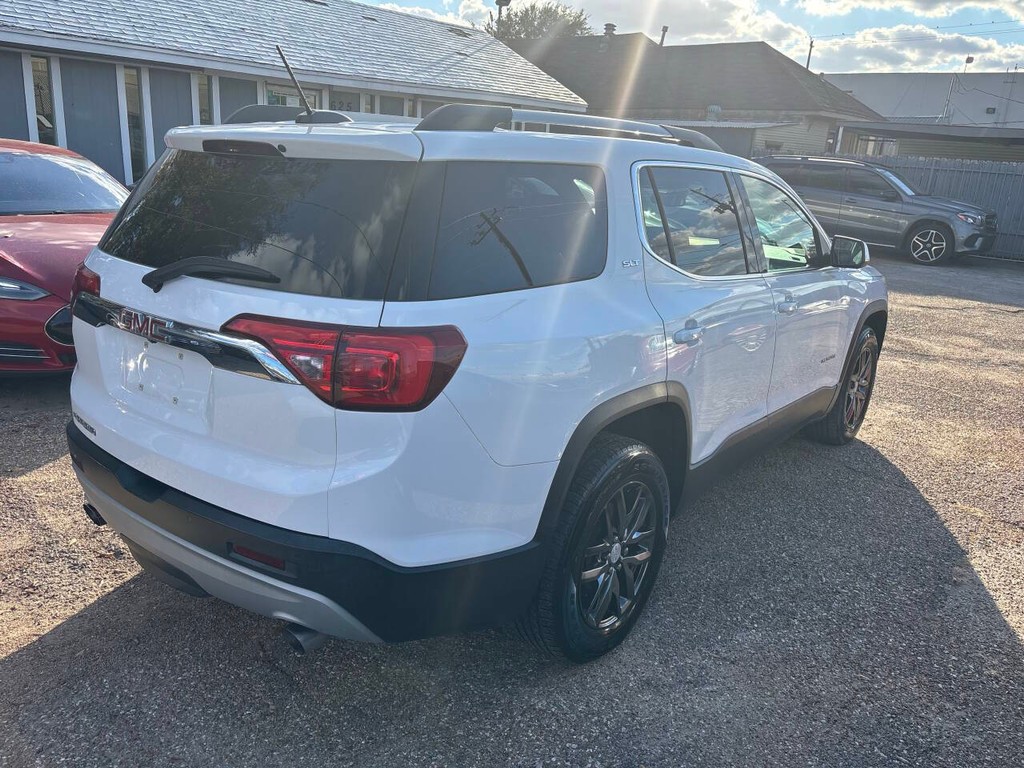 GMC Acadia Vehicle Full-screen Gallery Image 08