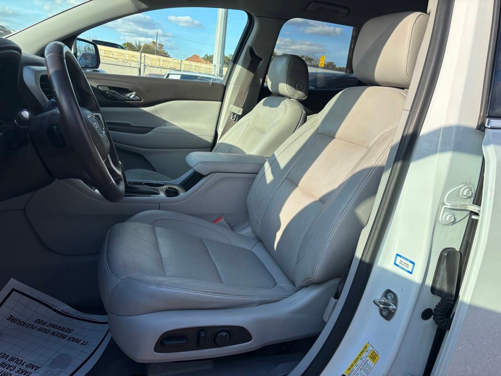 GMC Acadia Vehicle Full-screen Gallery Image 10