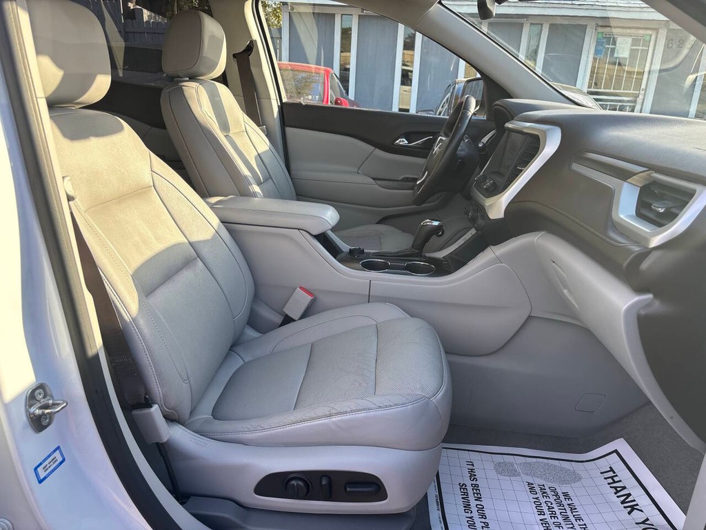 GMC Acadia Vehicle Full-screen Gallery Image 11