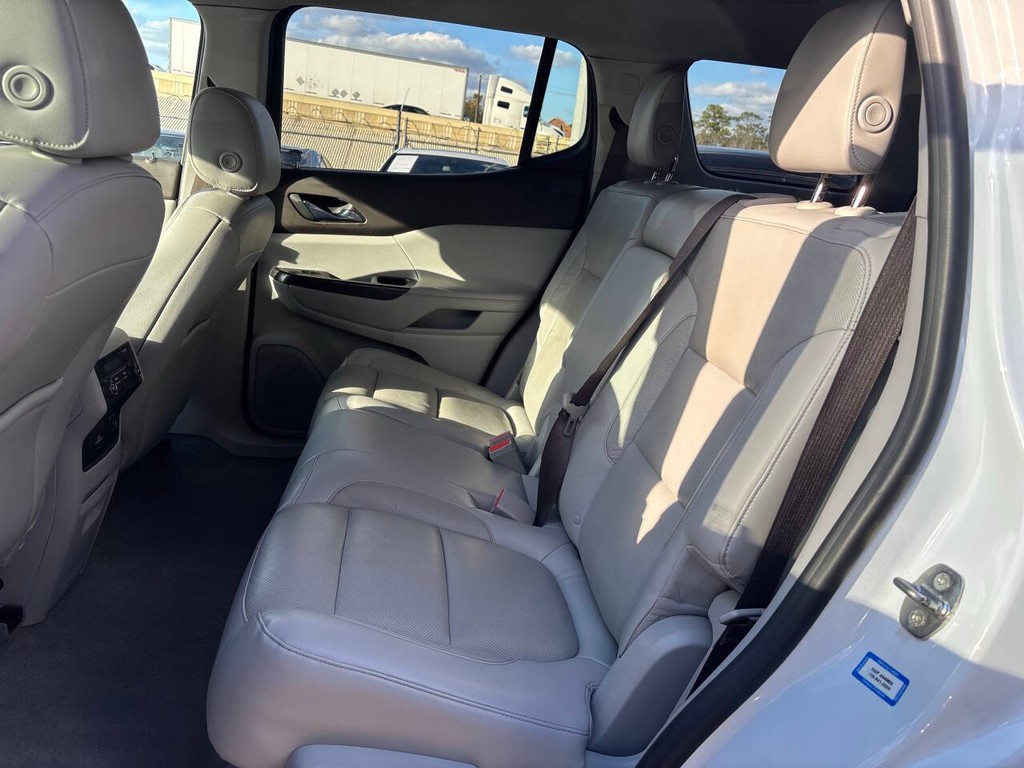 GMC Acadia Vehicle Full-screen Gallery Image 12