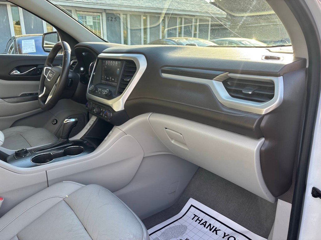 GMC Acadia Vehicle Full-screen Gallery Image 14