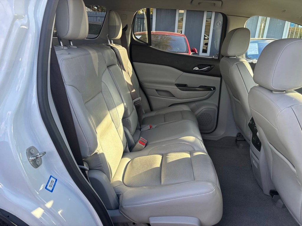 GMC Acadia Vehicle Full-screen Gallery Image 15