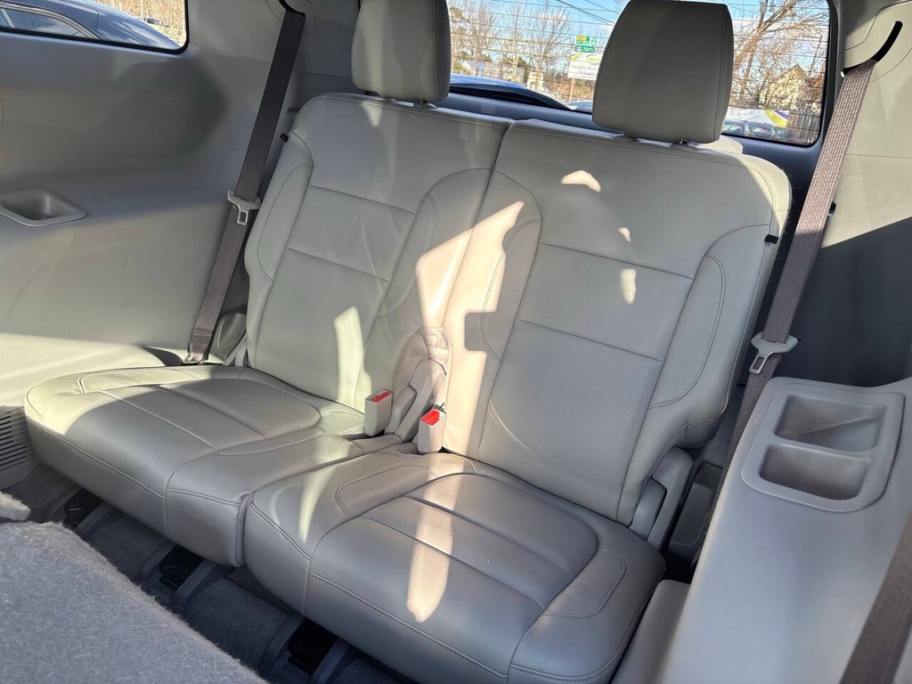 GMC Acadia Vehicle Full-screen Gallery Image 17