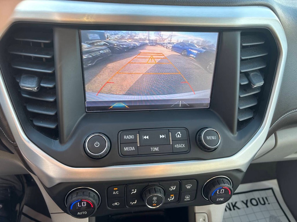 GMC Acadia Vehicle Full-screen Gallery Image 19