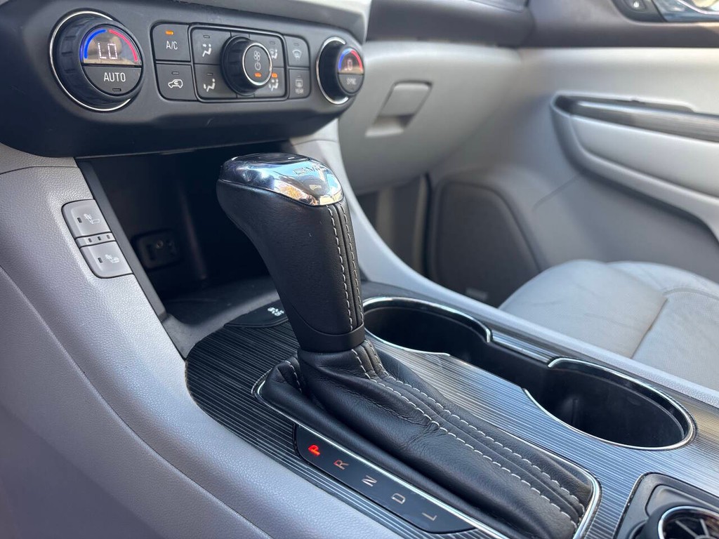 GMC Acadia Vehicle Full-screen Gallery Image 20