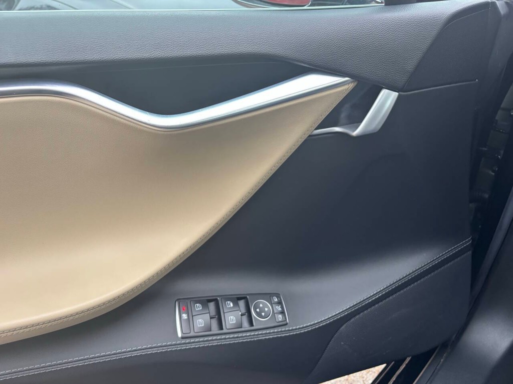 Tesla Model S Vehicle Full-screen Gallery Image 18