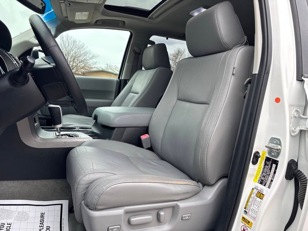 Toyota Sequoia Vehicle Full-screen Gallery Image 09
