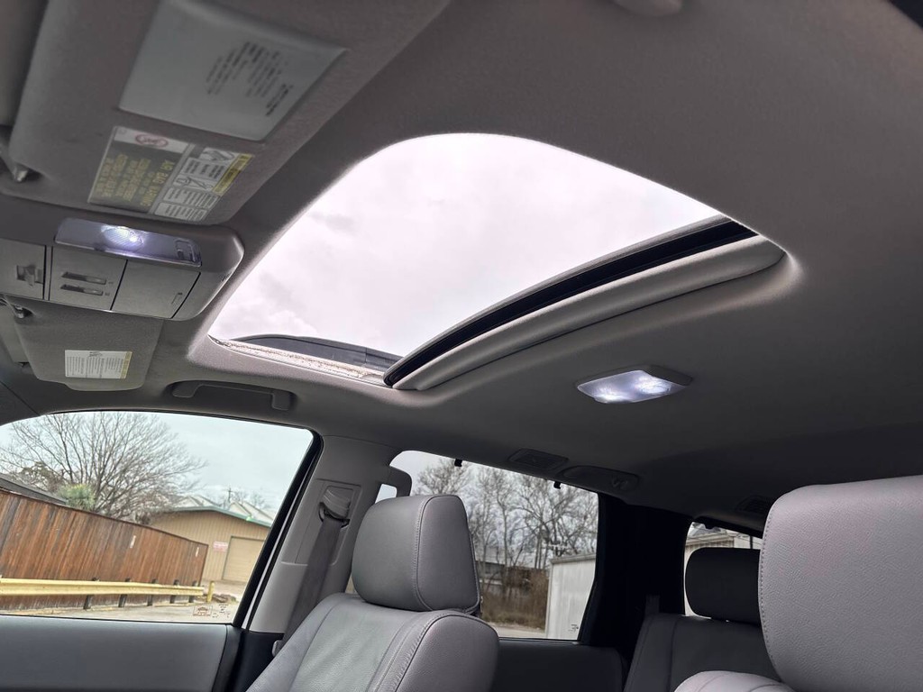 Toyota Sequoia Vehicle Full-screen Gallery Image 18