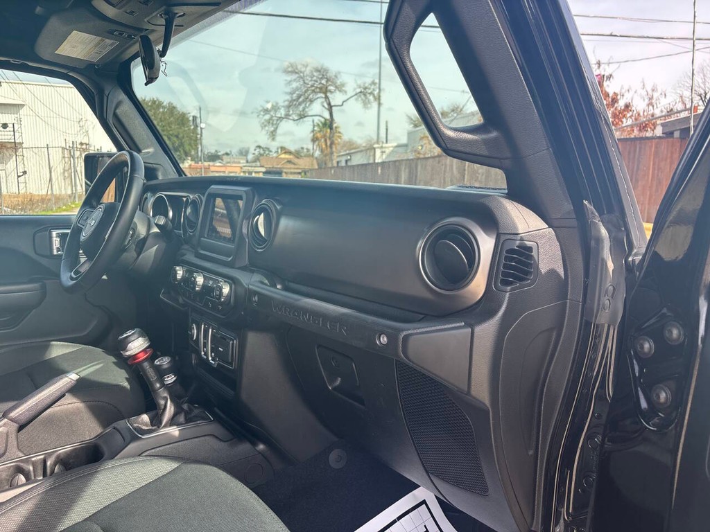 Jeep Wrangler Vehicle Full-screen Gallery Image 10