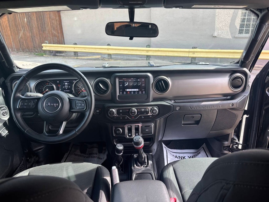 Jeep Wrangler Vehicle Full-screen Gallery Image 12