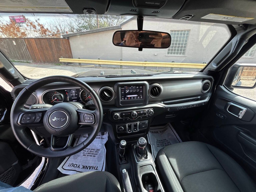 Jeep Wrangler Vehicle Full-screen Gallery Image 13