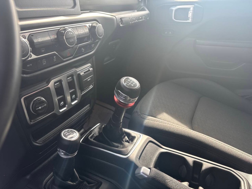 Jeep Wrangler Vehicle Full-screen Gallery Image 17