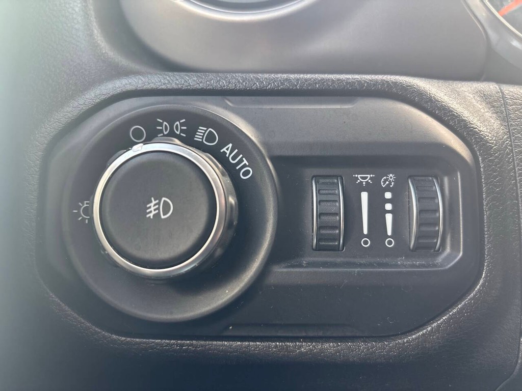 Jeep Wrangler Vehicle Full-screen Gallery Image 19