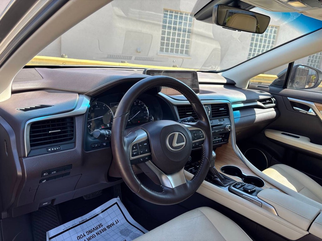 Lexus RX Vehicle Full-screen Gallery Image 09