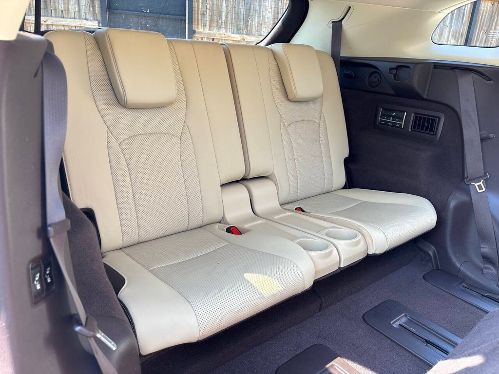 Lexus RX Vehicle Full-screen Gallery Image 14