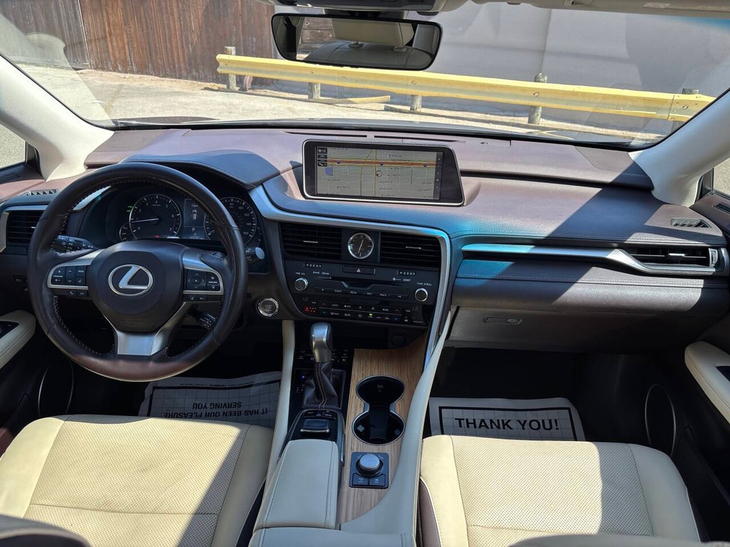 Lexus RX Vehicle Full-screen Gallery Image 15