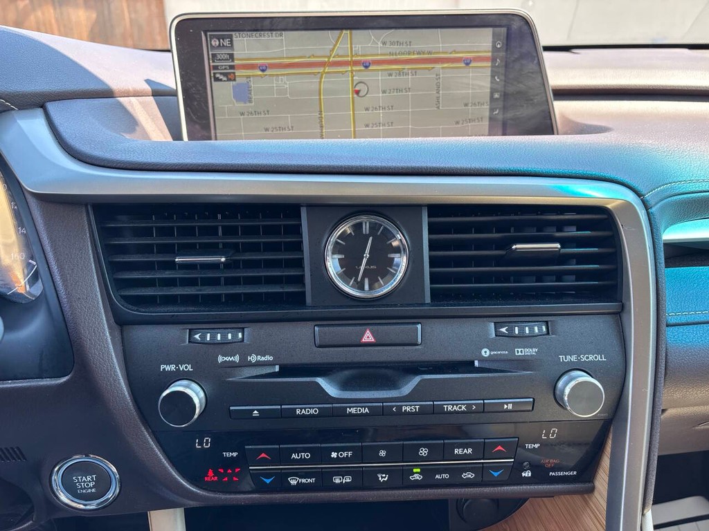 Lexus RX Vehicle Full-screen Gallery Image 16