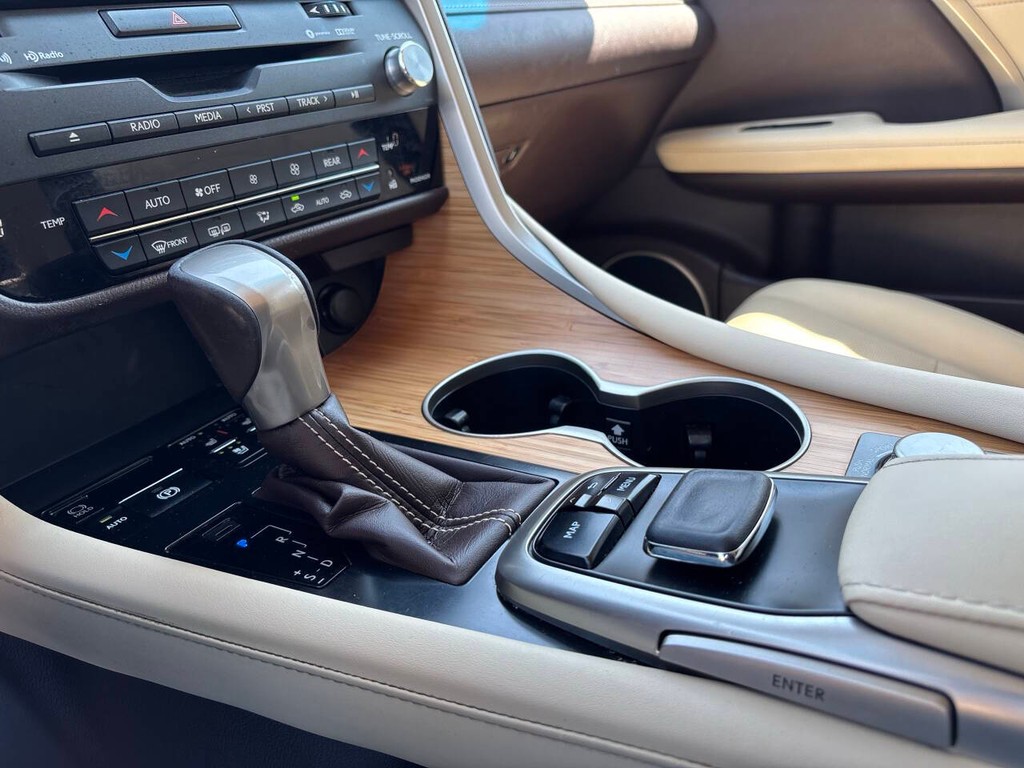 Lexus RX Vehicle Full-screen Gallery Image 18