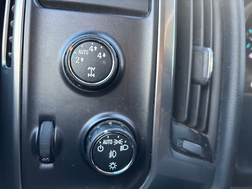 Chevrolet Silverado 1500 Vehicle Full-screen Gallery Image 18