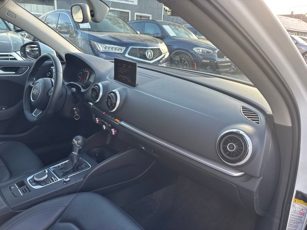 Audi A3 Vehicle Full-screen Gallery Image 10