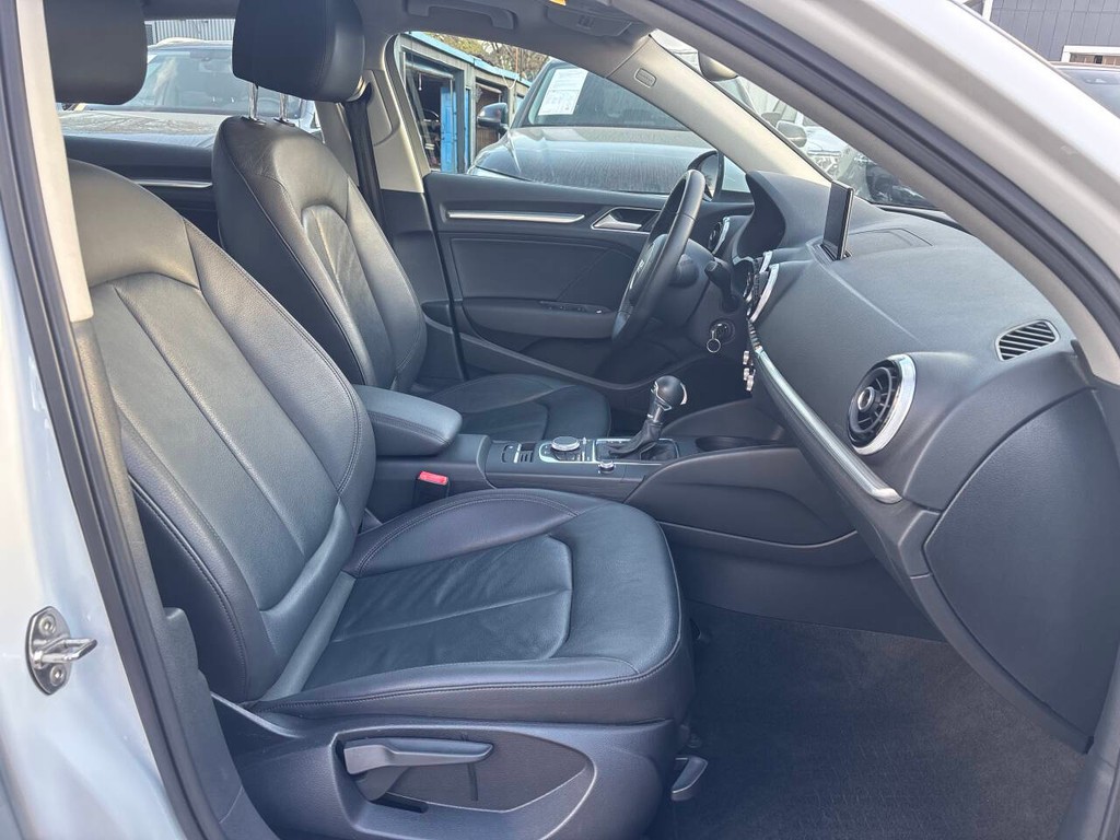 Audi A3 Vehicle Full-screen Gallery Image 11