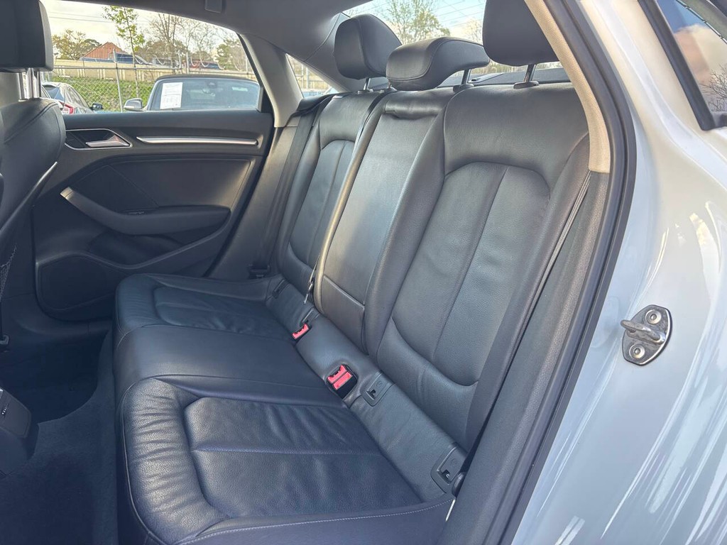 Audi A3 Vehicle Full-screen Gallery Image 12