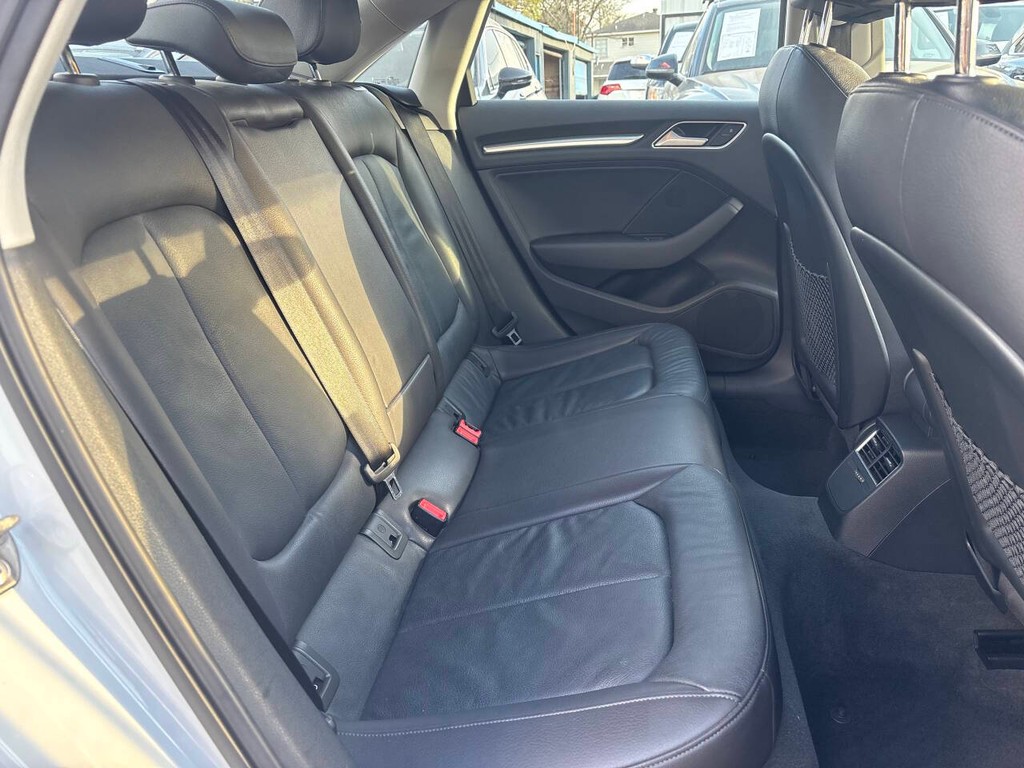 Audi A3 Vehicle Full-screen Gallery Image 13