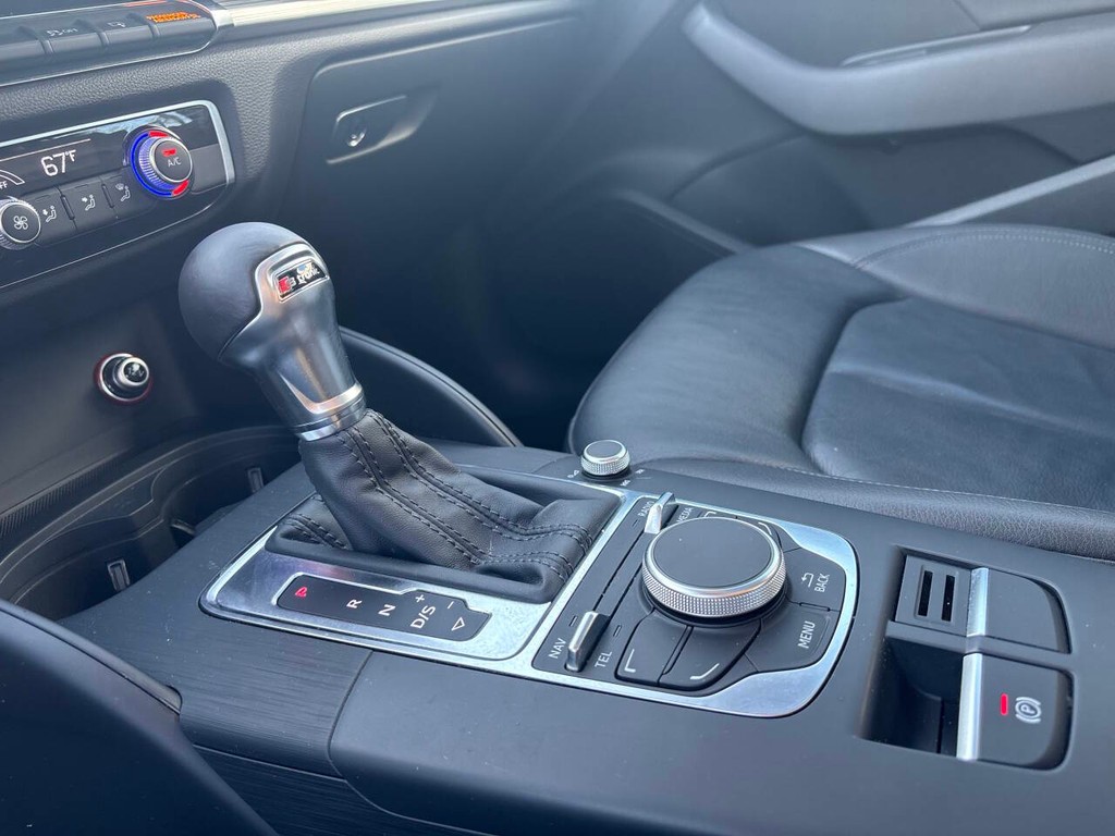 Audi A3 Vehicle Full-screen Gallery Image 16