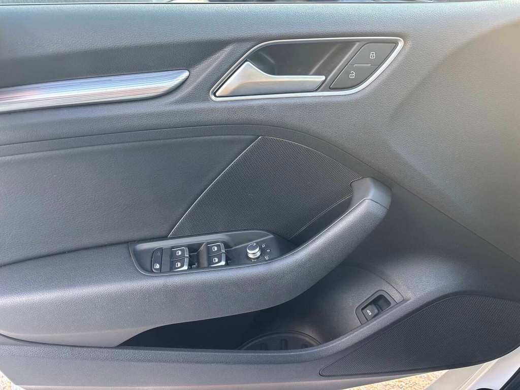 Audi A3 Vehicle Full-screen Gallery Image 18