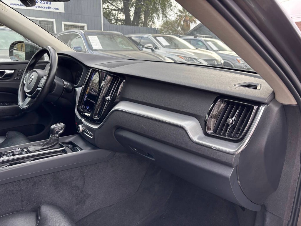 Volvo XC60 Vehicle Full-screen Gallery Image 09