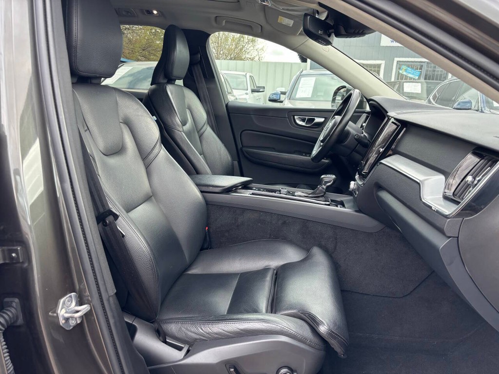 Volvo XC60 Vehicle Full-screen Gallery Image 10