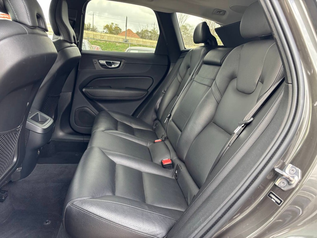 Volvo XC60 Vehicle Full-screen Gallery Image 11